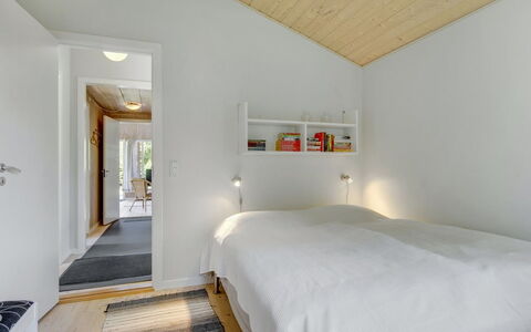 Mile - 260M from the Sea: Holz, Interior Design, Flooring, Decke, Fussboden, Schlafzimmer, Zimmer, Zuhause, Bett, Holzboden