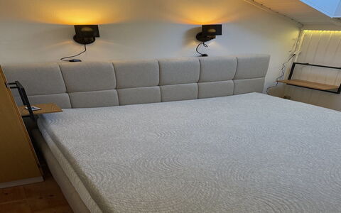 Analine - 1Km from the Sea: Flooring, Schlafzimmer, Bedding, Bett, Bettrahmen, Linens, Bettdecke, Hartholz, Matratze, Holzboden