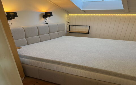 Analine - 1Km from the Sea: Flooring, Schlafzimmer, Bedding, Bett, Bettrahmen, Linens, Bettdecke, Hartholz, Matratze, Holzboden