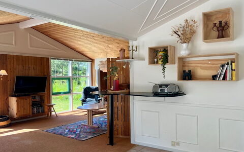 Kiris - 800M from the Sea: Flooring, Wand, Fussboden, Interior Design, Holz, Decke, Holzboden, Beleuchtung, Möbel, Laminatboden