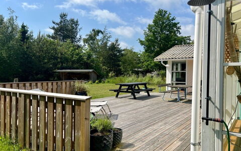 Kiris - 800M from the Sea: Flooring, Wand, Fussboden, Interior Design, Holz, Decke, Holzboden, Beleuchtung, Möbel, Laminatboden