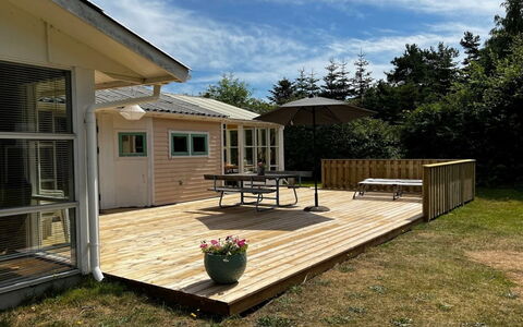 Kiris - 800M from the Sea: Flooring, Wand, Fussboden, Interior Design, Holz, Decke, Holzboden, Beleuchtung, Möbel, Laminatboden