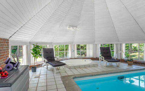 Pauna - 50M from the Sea: Decke, Interior Design, Fussboden, Resort, Schwimmbad, Schatten, Glas, Estate, Stuhl, Design