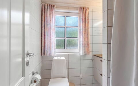 Pauna - 50M from the Sea: Armatur, Flooring, Badezimmer, Fussboden, Interior Design, Decke, Toilette, Installation, Zapfhahn, Sinken