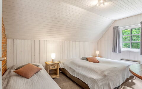 Pauna - 50M from the Sea: Bett, Schlafzimmer, Holz, Bettdecke, Interior Design, Bedding, Decke, Fussboden, Flooring, Möbel