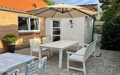 Marjukka - 10M from the Sea: Strauch, Urban Design, Ground, Backstein, Wohnung, Estate, Mauerwerk, Balkon, Landscaping