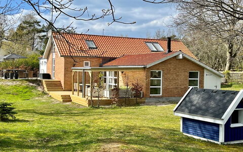 Marjukka - 10M from the Sea: Strauch, Urban Design, Ground, Backstein, Wohnung, Estate, Mauerwerk, Balkon, Landscaping