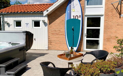 Marjukka - 10M from the Sea: Strauch, Urban Design, Ground, Backstein, Wohnung, Estate, Mauerwerk, Balkon, Landscaping