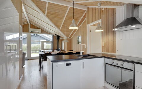 Uolevi - 200M from the Sea: Flooring, Wand, Fussboden, Interior Design, Holz, Decke, Holzboden, Beleuchtung, Möbel, Laminatboden