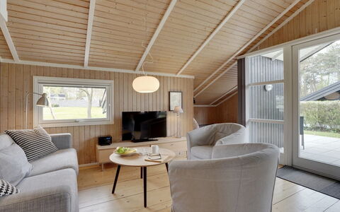 Uolevi - 200M from the Sea: Flooring, Wand, Fussboden, Interior Design, Holz, Decke, Holzboden, Beleuchtung, Möbel, Laminatboden