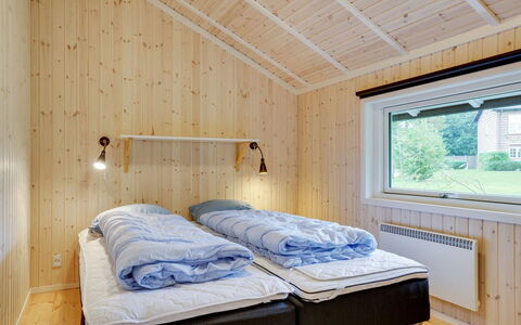 Uolevi - 200M from the Sea: Flooring, Wand, Fussboden, Interior Design, Holz, Decke, Holzboden, Beleuchtung, Möbel, Laminatboden