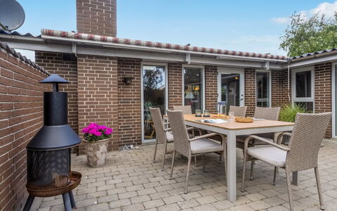 Sessa - 800M from the Sea: Flooring, Wand, Fussboden, Interior Design, Holz, Decke, Holzboden, Beleuchtung, Möbel, Laminatboden