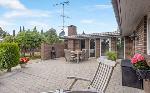 Sessa - 800M from the Sea: Flooring, Wand, Fussboden, Interior Design, Holz, Decke, Holzboden, Beleuchtung, Möbel, Laminatboden