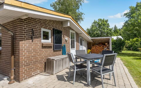 Sessa - 800M from the Sea: Flooring, Wand, Fussboden, Interior Design, Holz, Decke, Holzboden, Beleuchtung, Möbel, Laminatboden