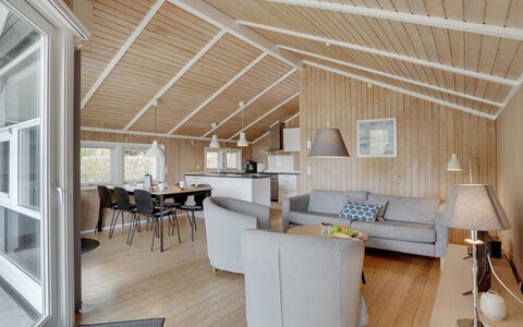 Nafni - 200M from the Sea: Flooring, Wand, Fussboden, Interior Design, Holz, Decke, Holzboden, Beleuchtung, Möbel, Laminatboden