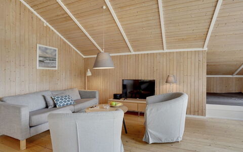 Nafni - 200M from the Sea: Flooring, Wand, Fussboden, Interior Design, Holz, Decke, Holzboden, Beleuchtung, Möbel, Laminatboden