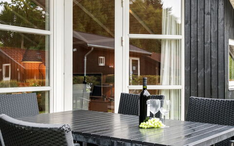 Nafni - 200M from the Sea: Flooring, Wand, Fussboden, Interior Design, Holz, Decke, Holzboden, Beleuchtung, Möbel, Laminatboden
