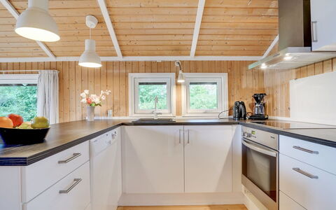 Nafni - 200M from the Sea: Flooring, Wand, Fussboden, Interior Design, Holz, Decke, Holzboden, Beleuchtung, Möbel, Laminatboden