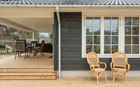 Auke - 100M from the Sea: Haus, Zuhause, Tür, Dach, Hütte, Estate, Garten, Schatten, Abstellgleis, Garten
