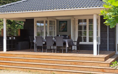 Auke - 100M from the Sea: Haus, Zuhause, Tür, Dach, Hütte, Estate, Garten, Schatten, Abstellgleis, Garten