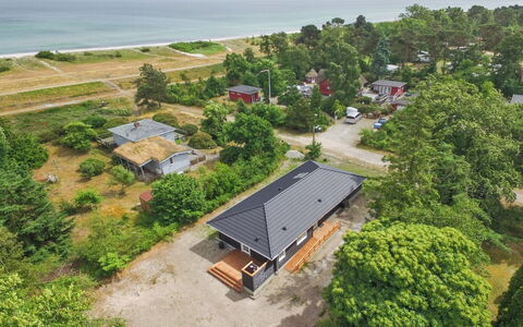 Auke - 100M from the Sea: Haus, Zuhause, Tür, Dach, Hütte, Estate, Garten, Schatten, Abstellgleis, Garten