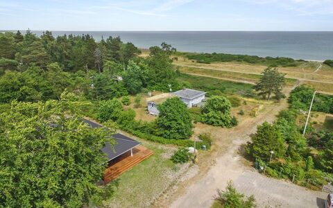 Auke - 100M from the Sea: Haus, Zuhause, Tür, Dach, Hütte, Estate, Garten, Schatten, Abstellgleis, Garten