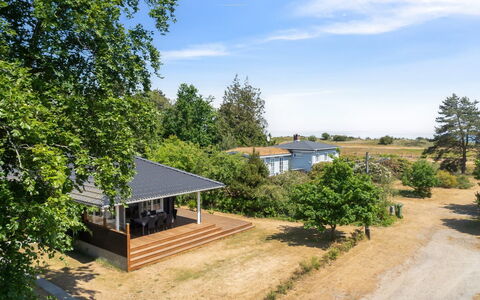 Auke - 100M from the Sea: Haus, Zuhause, Tür, Dach, Hütte, Estate, Garten, Schatten, Abstellgleis, Garten