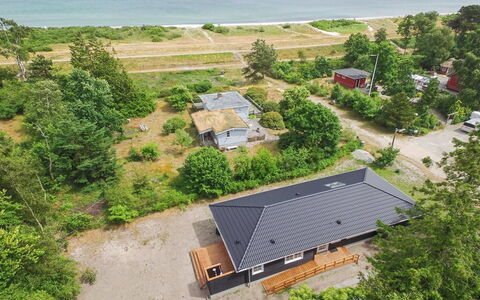 Auke - 100M from the Sea: Haus, Zuhause, Tür, Dach, Hütte, Estate, Garten, Schatten, Abstellgleis, Garten