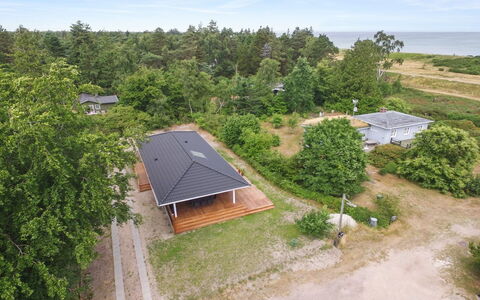 Auke - 100M from the Sea: Haus, Zuhause, Tür, Dach, Hütte, Estate, Garten, Schatten, Abstellgleis, Garten