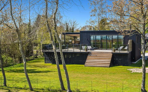 Engli - 90M from the Sea: Wohngebiet, Strauch, Haus, Zuhause, Garten, Estate, Schatten, Landscaping, Rasen