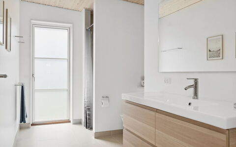 Engli - 90M from the Sea: Flooring, Fussboden, Bad Sink, Interior Design, Armatur, Wand, Sinken, Holz, Badezimmer, Badezimmerschrank