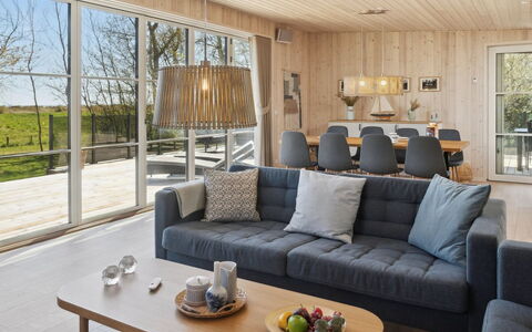 Engli - 90M from the Sea: Möbel, Interior Design, Flooring, Couch, Fussboden, Holz, Decke, Wohnzimmer, Light Fixture, Tabelle