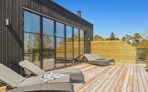 Engli - 90M from the Sea: Holz, Hartholz, Verbundwerkstoff, Planke, Deck, Holzboden, Abstellgleis, Schwimmbad, Holzbeize, Eco Hotel