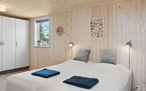 Engli - 90M from the Sea: Flooring, Holz, Interior Design, Schlafzimmer, Fussboden, Decke, Bett, Möbel, Zimmer, Bettdecke