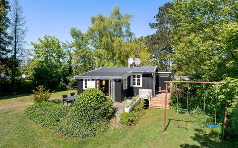 Carly - 100M from the Sea: Gras, Haus, Dach, Zuhause, Hütte, Strauch, Grundstueck, Ländliches Gebiet, Bauernhaus, Ground