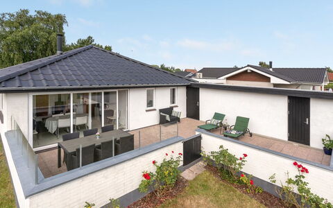 Mayla - 50M from the Sea: Pflanzengemeinschaft, Sonnenlicht, Krautige Pflanze, Garten, Plantage, Landwirtschaft, Bauernhof