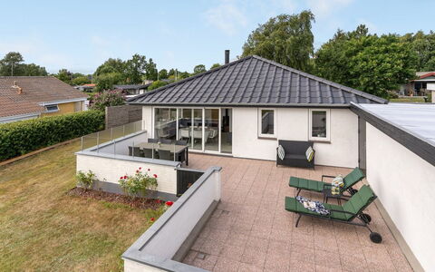 Mayla - 50M from the Sea: Pflanzengemeinschaft, Sonnenlicht, Krautige Pflanze, Garten, Plantage, Landwirtschaft, Bauernhof
