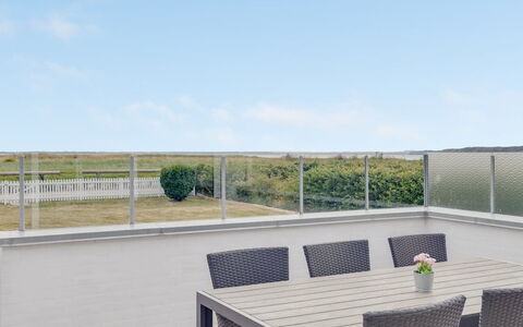 Mayla - 50M from the Sea: Pflanzengemeinschaft, Sonnenlicht, Krautige Pflanze, Garten, Plantage, Landwirtschaft, Bauernhof