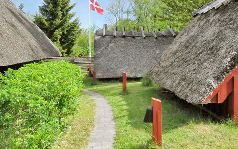 Kalv - 75M from the Sea: Wohngebiet, Dach, Vorort, Auffahrt, Estate, Kamin