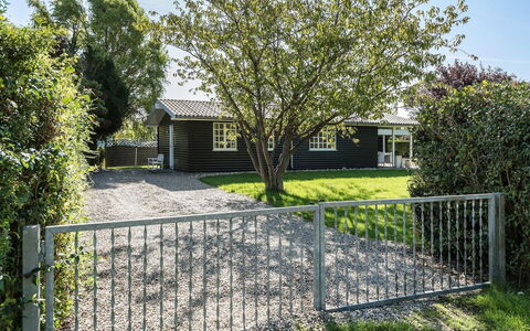 Zuhra - 680M from the Sea: Zaun, Garten, Metall, Schatten, Tor, Landscaping, Home Fechten, Rasen, Garten, Hinterhof