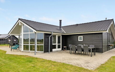 Finja - 500M from the Sea: Wohngebiet, Dach, Vorort, Auffahrt, Estate, Kamin