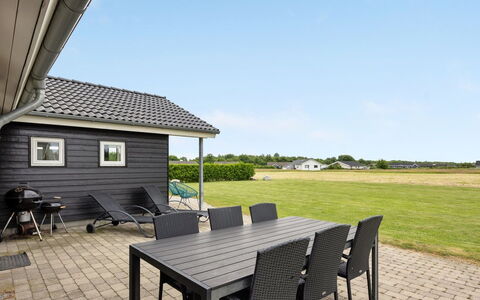 Finja - 500M from the Sea: Wohngebiet, Dach, Vorort, Auffahrt, Estate, Kamin