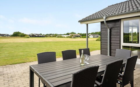 Finja - 500M from the Sea: Wohngebiet, Dach, Vorort, Auffahrt, Estate, Kamin