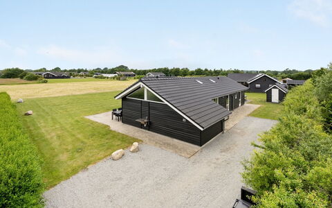 Finja - 500M from the Sea: Wohngebiet, Dach, Vorort, Auffahrt, Estate, Kamin