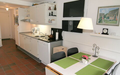 Else - 100M from the Sea: Möbel, Flooring, Interior Design, Küche, Fussboden, Countertop, Cabinetry, Zimmer, Stuhl, Major Appliance