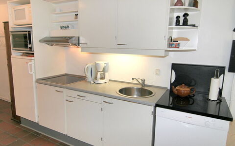 Else - 100M from the Sea: Küche, Countertop, Spüle, Küchengerät, Cabinetry, Sinken, Armatur, Major Appliance, Flooring, Zapfhahn