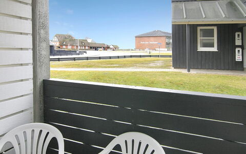 Else - 100M from the Sea: Verbundwerkstoff, Abstellgleis, Schatten, Daylighting, Hartholz, Planke, Gartenmöbel, Balkon