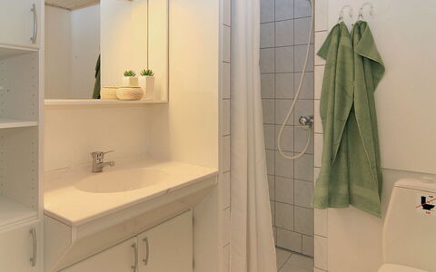 Else - 100M from the Sea: Bad Sink, Wand, Armatur, Flooring, Sinken, Fussboden, Interior Design, Badezimmer, Zapfhahn, Installation