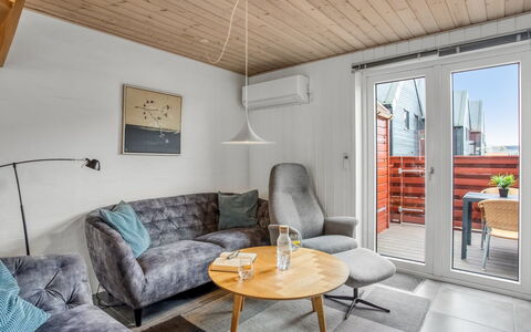 Alissa - 400M from the Sea: Möbel, Holz, Interior Design, Flooring, Fussboden, Stuhl, Zimmer, Decke, Wohnzimmer, Wohnung