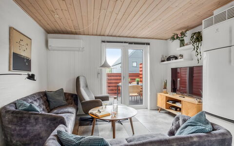 Alissa - 400M from the Sea: Möbel, Holz, Interior Design, Flooring, Fussboden, Stuhl, Zimmer, Decke, Wohnzimmer, Wohnung